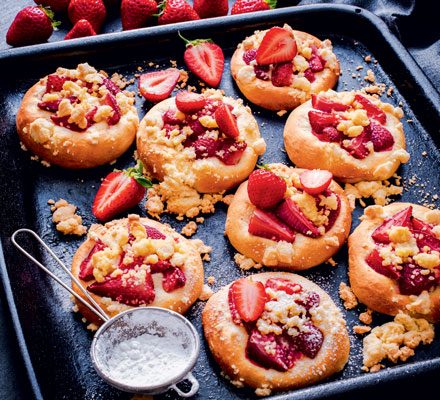 Strawberry crumble buns