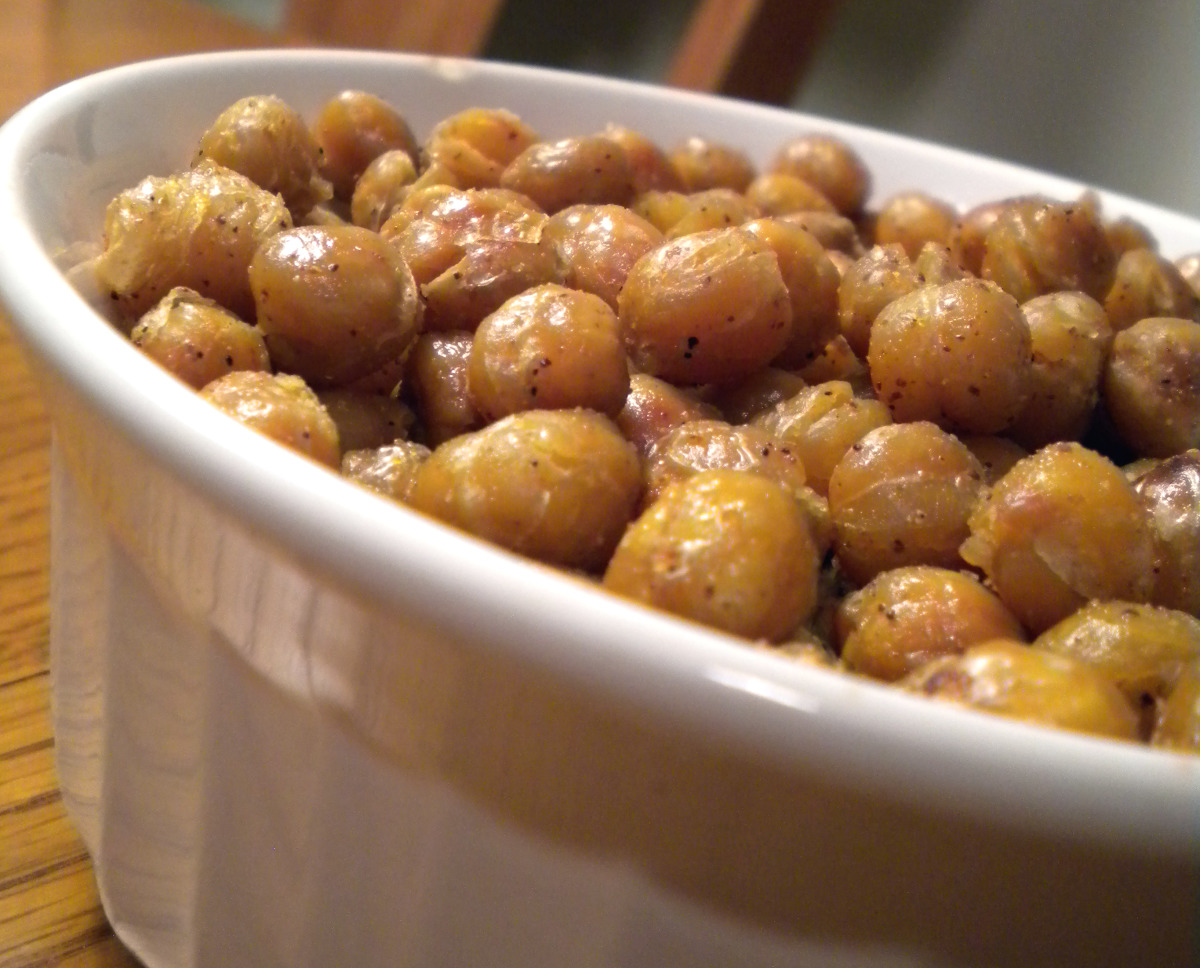 Spicy Garlic Roasted Chickpeas