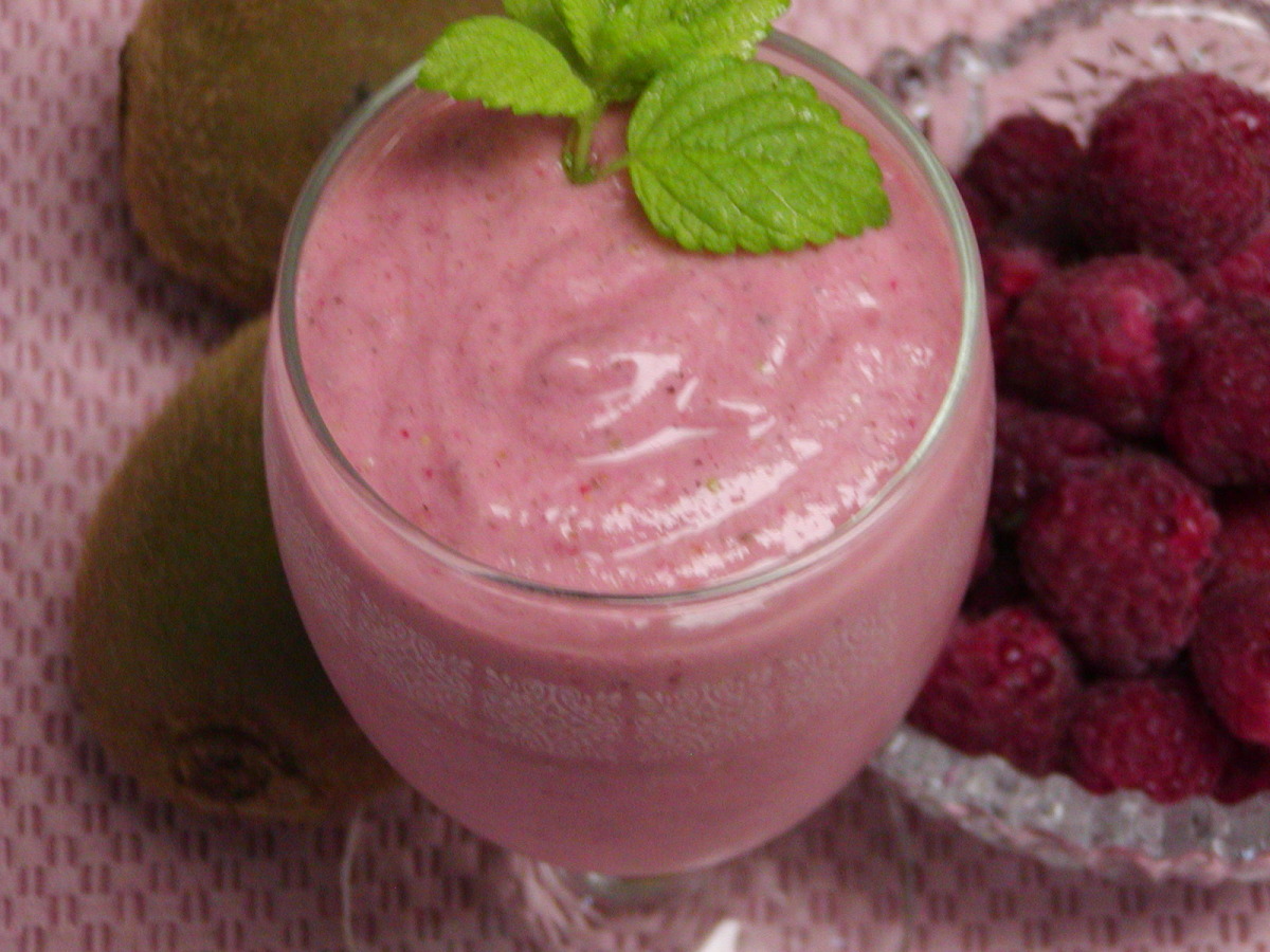 Pear, Kiwi, Berry, Flax Seed Smoothie