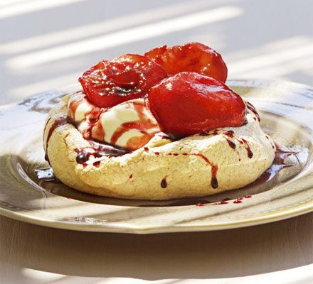 Brown sugar meringues with red wine plums