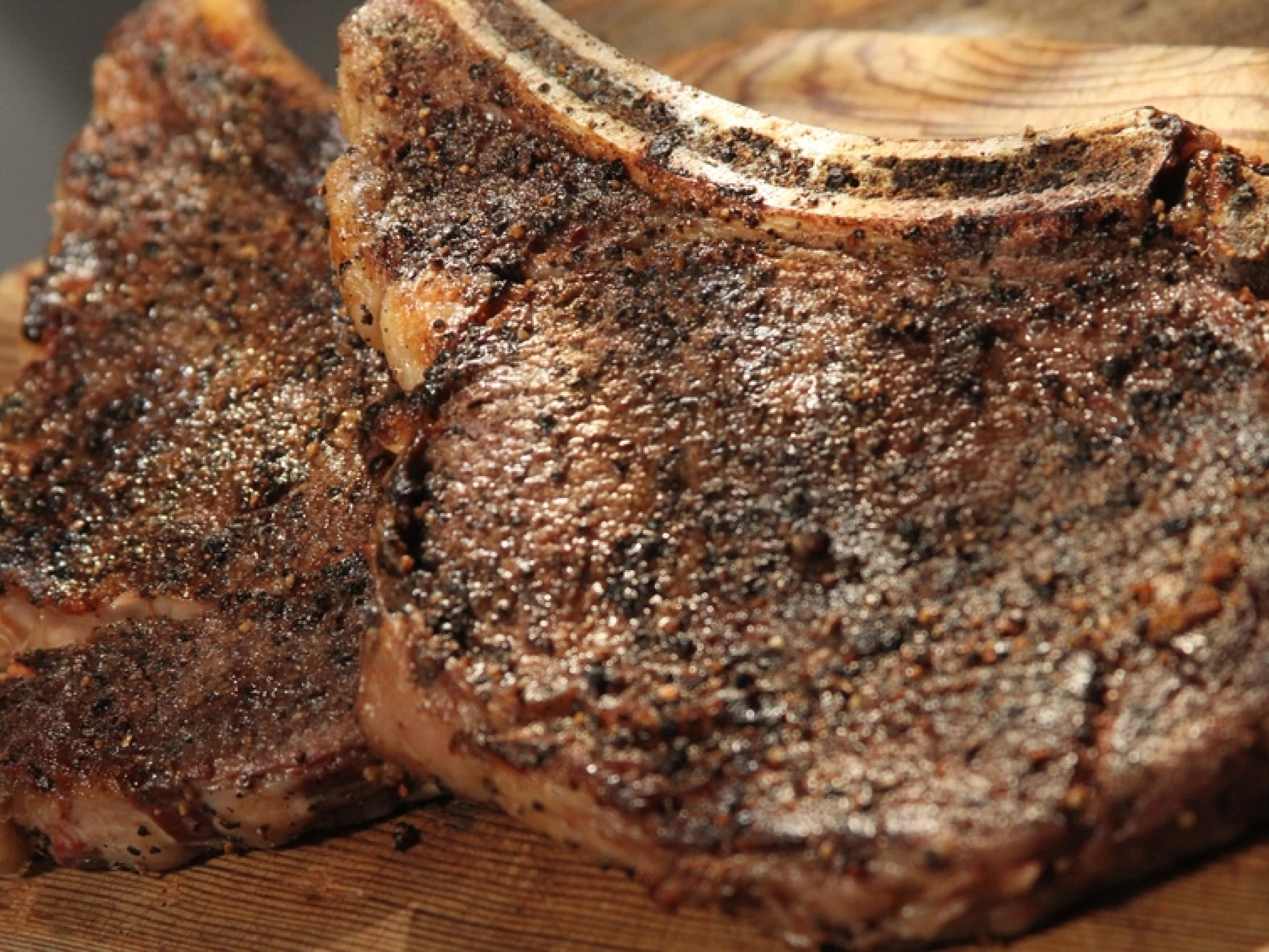 Spanish Spice Rubbed Rib-Eye with Sherry Vinegar Steak Sauce | Love2Feed